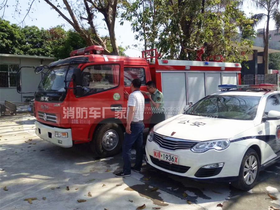 东风4吨水罐消防车